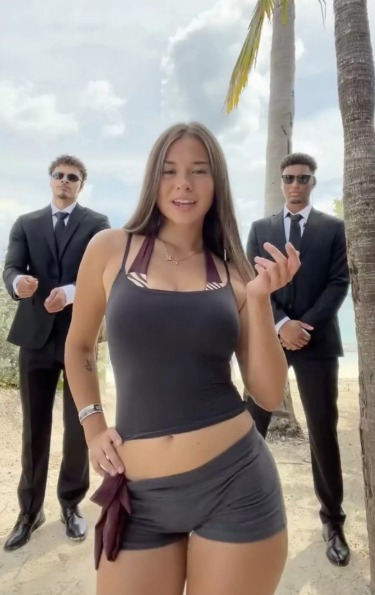 Sophie Rain sa telohraniteljima na plaži